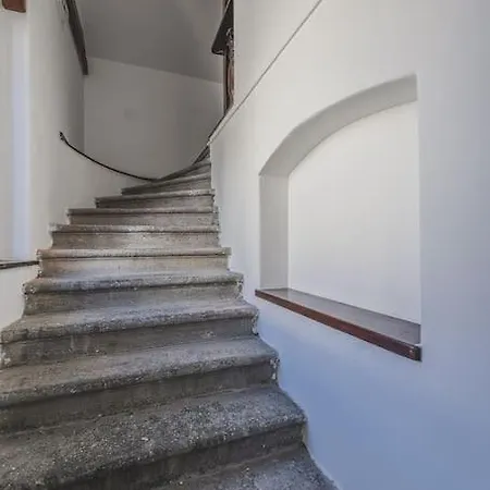 شقة Flat Near Castle Stylish & Prime Location 5 *
