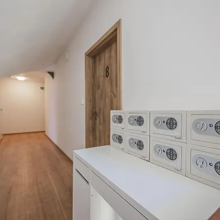 Flat Near Castle Stylish & Prime Location 5 شقة *