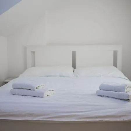 Flat Near Castle Stylish & Prime Location 5 شقة *