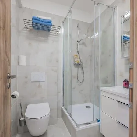 Flat Near Castle Stylish & Prime Location 5 شقة *