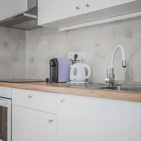 Flat Near Castle Stylish & Prime Location 5