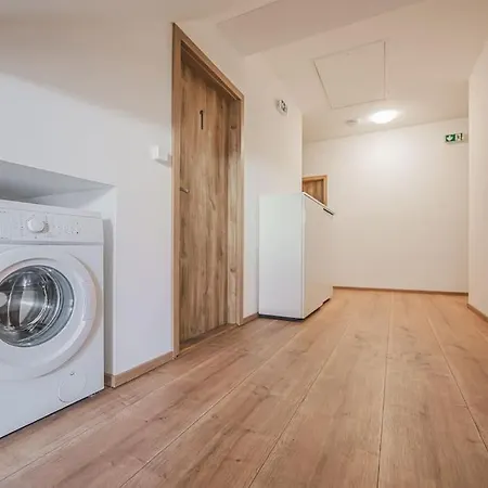 Flat Near Castle Stylish & Prime Location 5 شقة