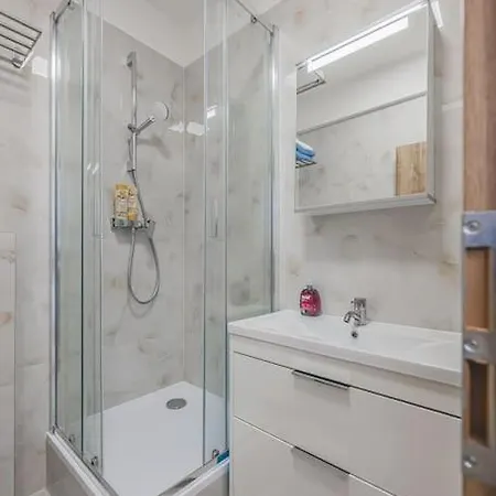 Flat Near Castle Stylish & Prime Location 5 *