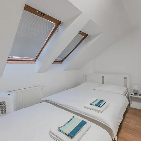 Flat Near Castle Stylish & Prime Location 5 Daire